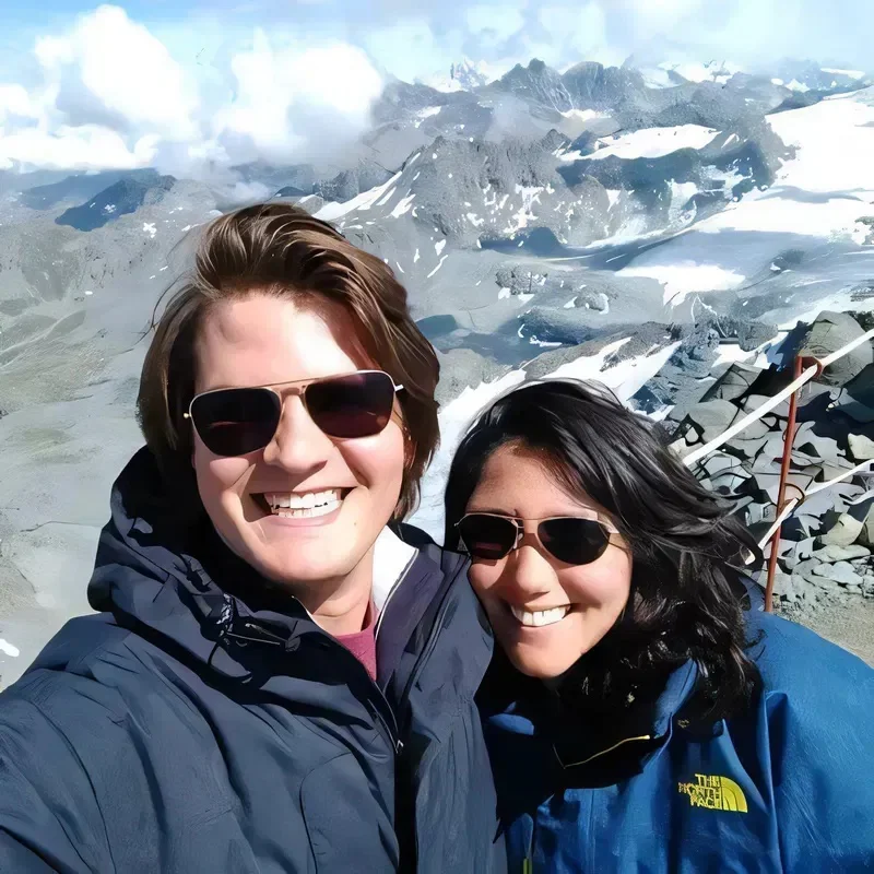 Izabelly et Henry, fondateurs d’Izzy Spa et d’Izzy Studio, en montagne au-dessus de Verbier