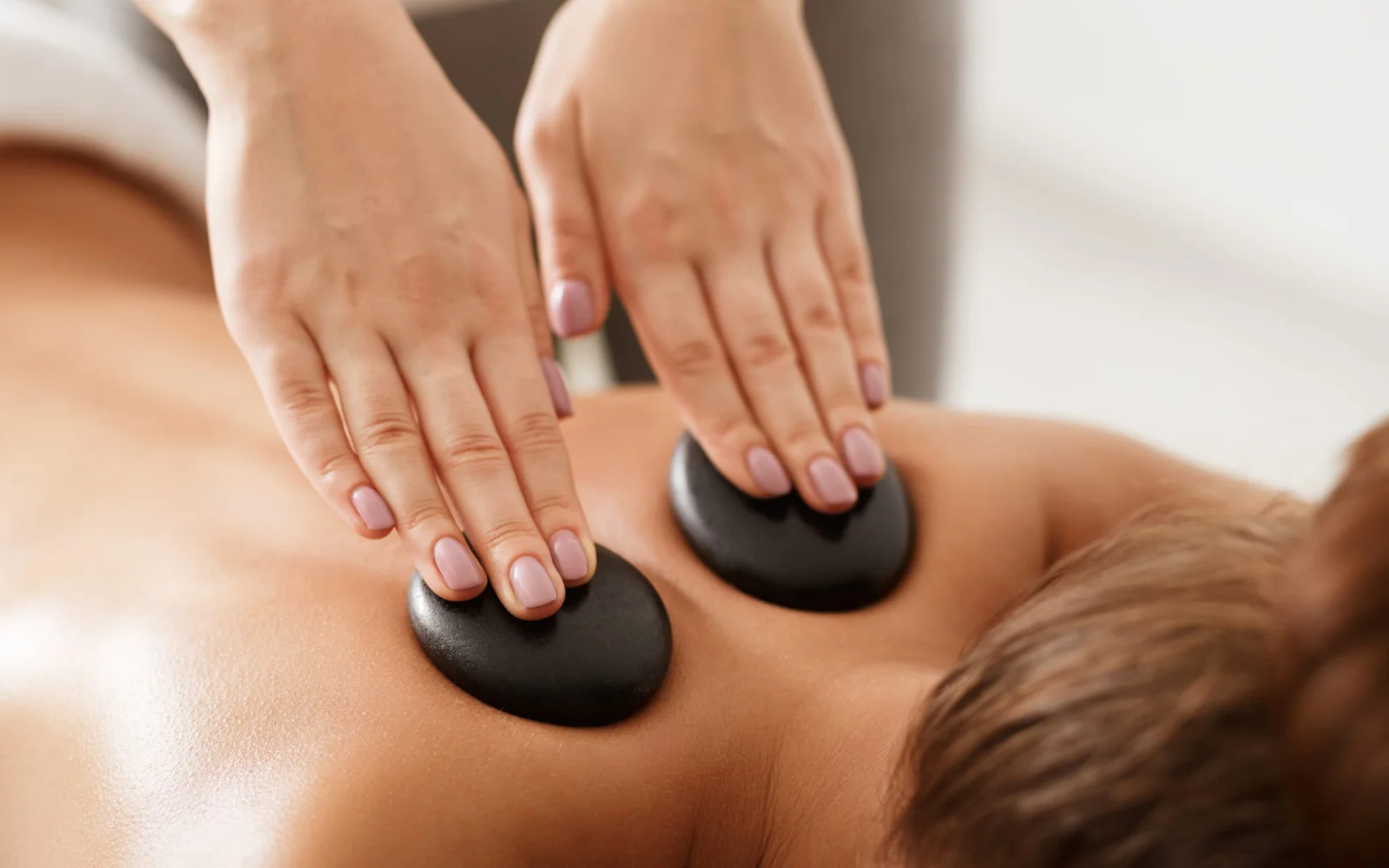 Massage aux pierres chaudes — Izzy, Verbier