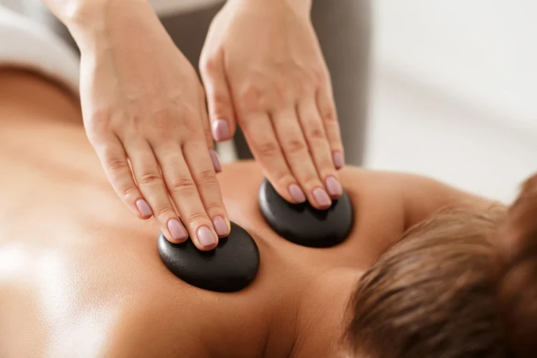 Massage aux pierres chaudes — Izzy, Verbier