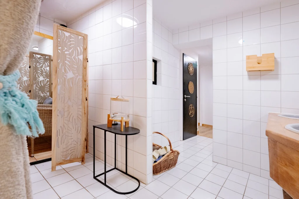 Espace douches et détente d’Izzy Spa, Verbier