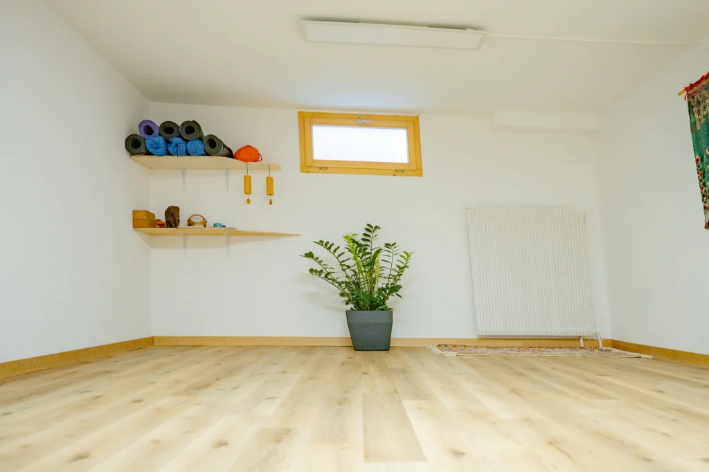 Salle de yoga lumineuse d’Izzy Spa, Verbier