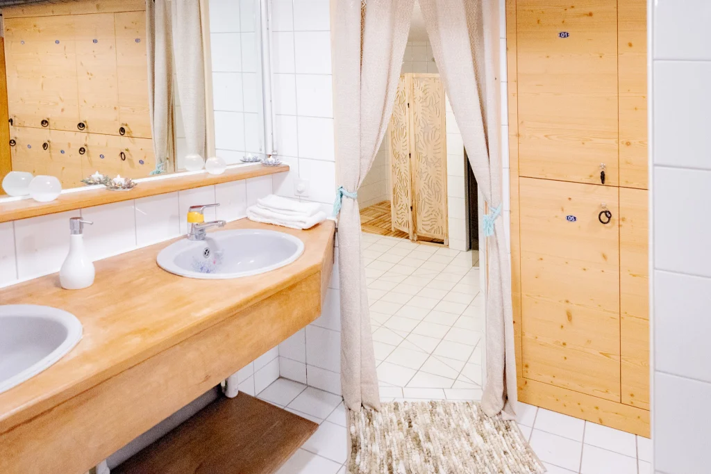 Vestiaire d’Izzy Spa : lavabos et casiers en bois