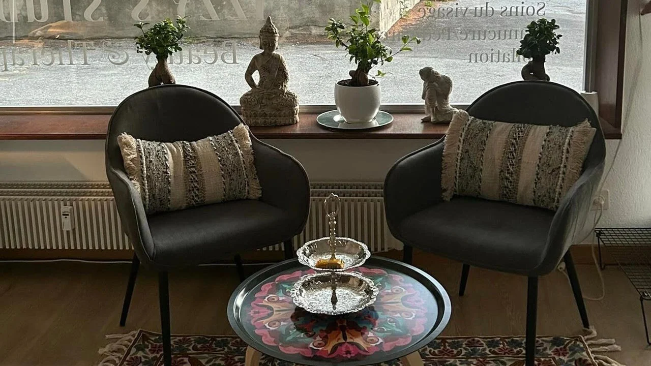 Le salon d’accueil d’Izzy Studio, route des Creux à Verbier