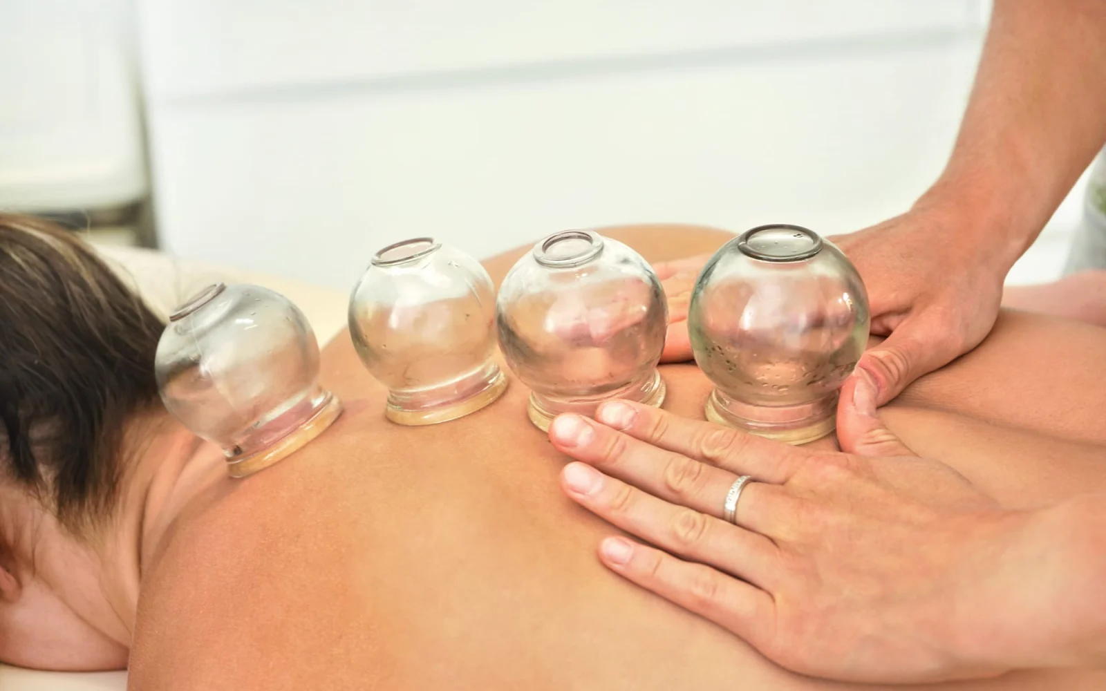 Massage bambou & ventouses — Izzy, Verbier